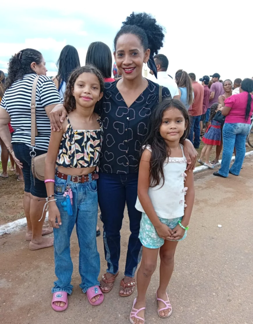 São Félix do Xingu: Cumadre Crys aparece em fotos com crianças
